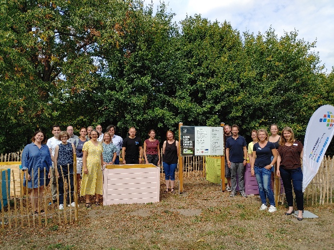 Die Teilnehmer des BNE Netzwerktreffen sind zu Gast am Remigianum und stehen vor unserem Schulgarten